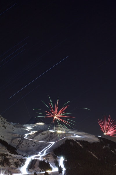 夜间空中爆竹的延时摄影